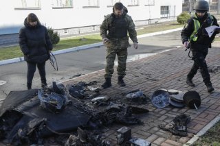 Débris d'un drome russe dans la banlieue de Kiev. KEYSTONE/EPA/SERGEY DOLZHENKO